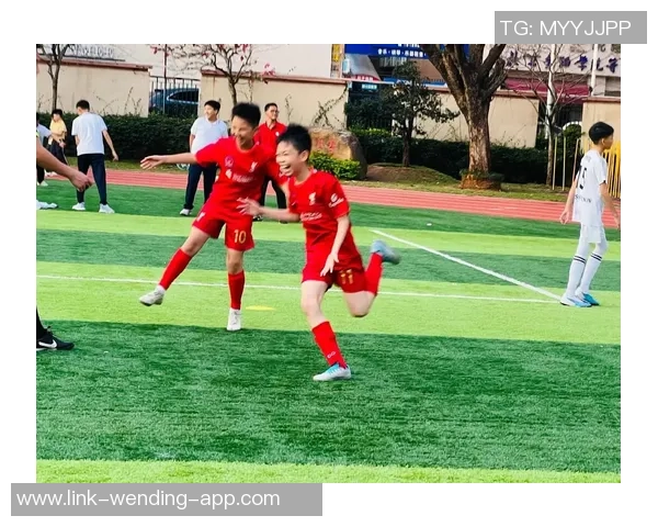 足球训练的快乐与成长之路在绿茵场上的拼搏与坚持